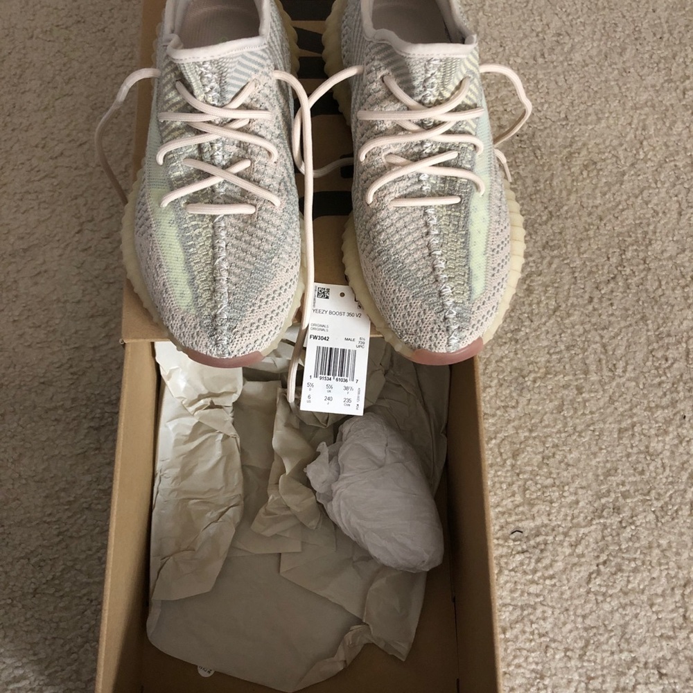 Yeezy Boost 350 Authentic size 6 men ,7 in women